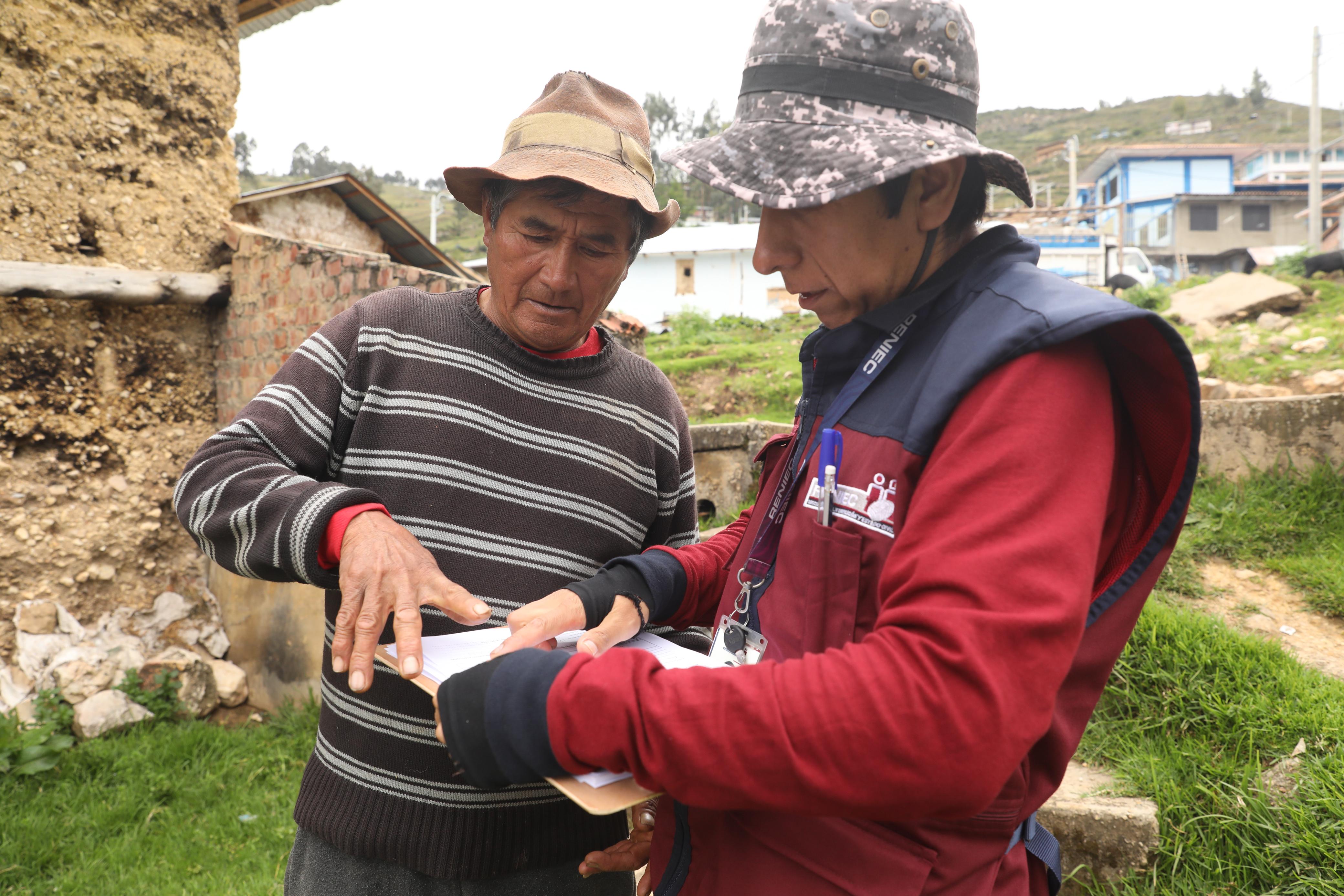 verificador de Reniec realizando su labor.