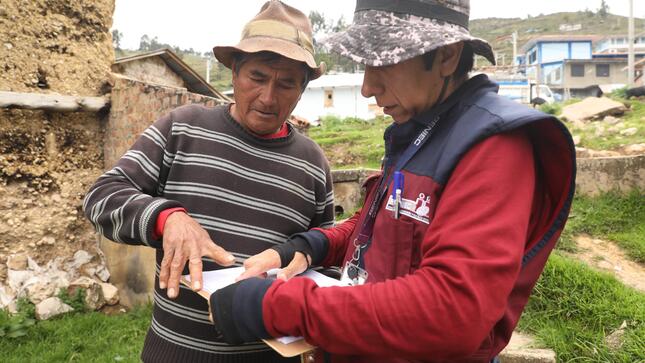 verificador de Reniec realizando su labor.