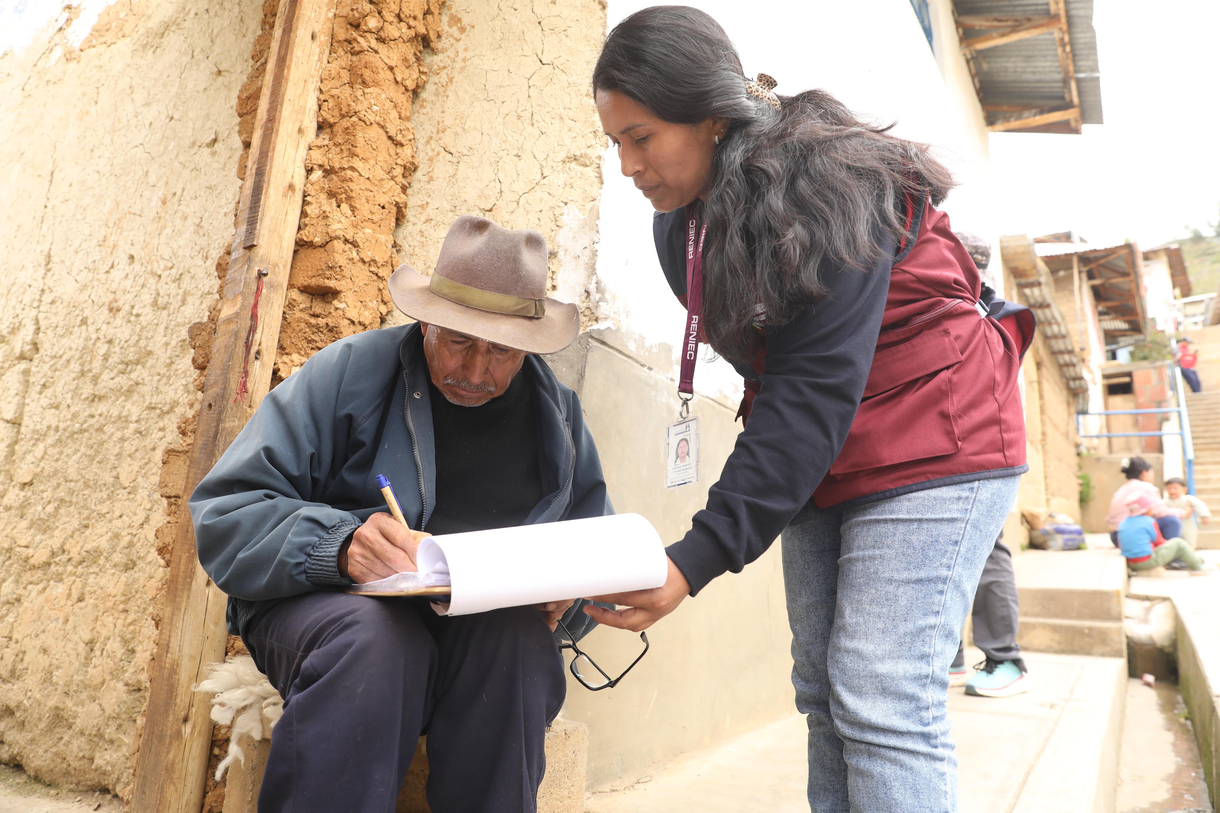 verificador de Reniec realizando su labor 2