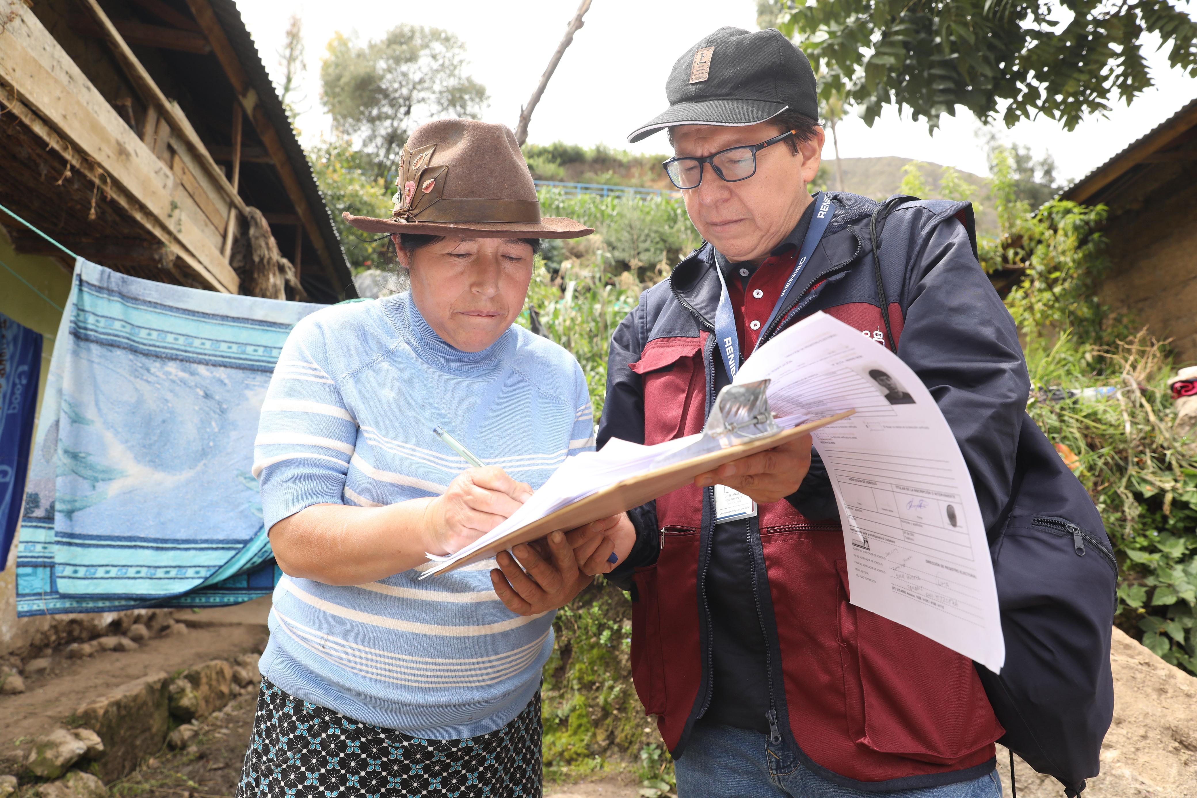 verificador de Reniec realizando su labor 3
