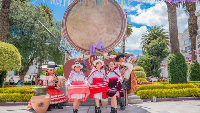 Comadres Celebran Con Alegría Y Tradición En El Carnaval De Abancay 2026