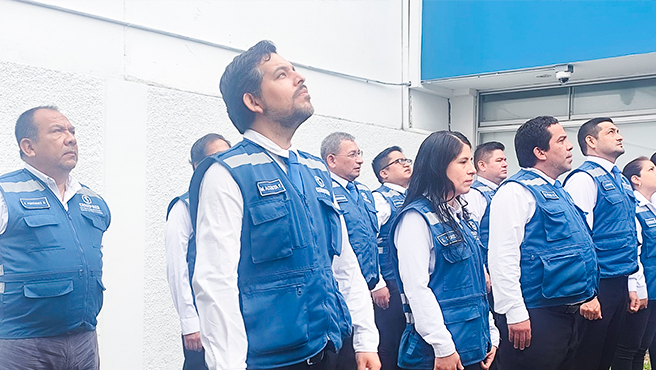 La jornada patriótica se replicó de manera simultánea en la sede de Pueblo Libre, demostrando la cohesión de la entidad en todos sus niveles operativos. Esta práctica protocolar, establecida para cada lunes a las 8:00 horas, se enmarca en las disposiciones vigentes para Lima Metropolitana y el Callao, orientadas a fortalecer el sentido de pertenencia en el sector público.