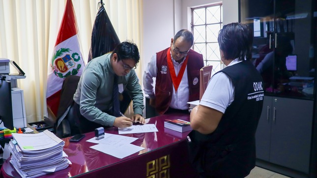 La diligencia estuvo a cargo del juez superior Jonatan Basagoitia Cárdenas, encargado de la jefatura de la ODANC Ucayali durante las vacaciones judiciales, quien, acompañado de la secretaria judicial encargada, Eva Enciso Suárez, constató la asistencia oportuna y permanencia de los magistrados en sus respectivos despachos, verificando el normal desarrollo de sus funciones jurisdiccionales.