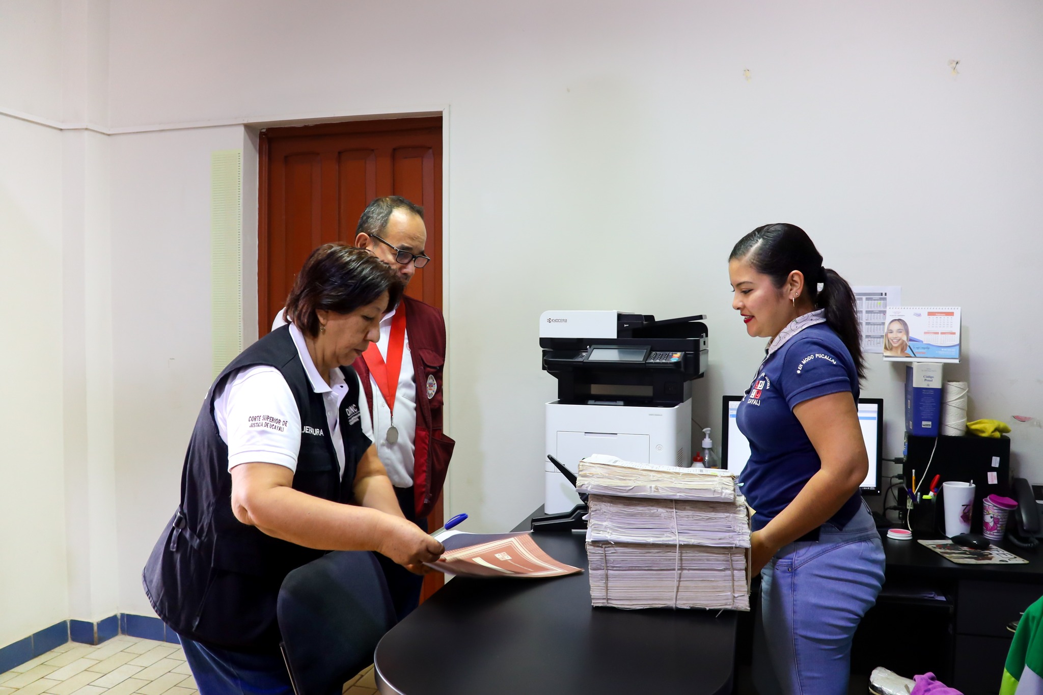 Con el objetivo de supervisar el estricto cumplimiento de la jornada laboral y fortalecer la transparencia en la administración de justicia durante el periodo de vacaciones judiciales, la Oficina Descentralizada de la Autoridad Nacional de Control (ODANC) Ucayali realizó una visita inopinada de puntualidad y permanencia de magistrados y personal de emergencia en las sedes judiciales Manco Cápac y Sánchez Cerro.