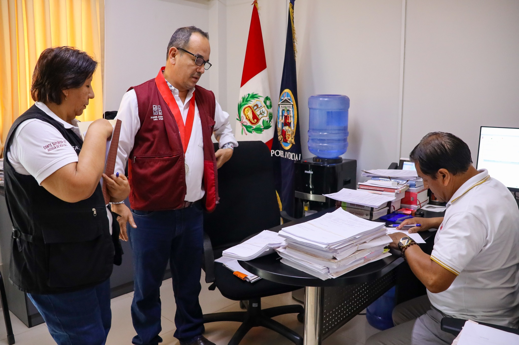Durante la visita se supervisó la labor de los magistrados Juan José Gama Navarro, juez del Primer Juzgado de Paz Letrado de Familia de Coronel Portillo; Silvana Liselly Salazar Paz, jueza del Juzgado Transitorio Especializado en Extinción de Dominio; y Juan Zevallos Basualdo, juez del Primer Juzgado Especializado en Familia de Coronel Portillo.
