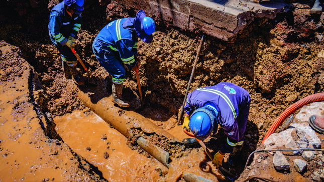 Emsapuno trabaja en la reparación de rotura de línea de aducción en la avenida ejército