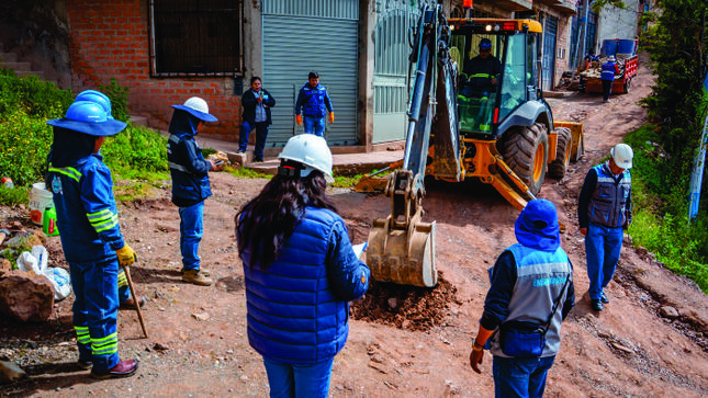Clausuran conexiones clandestinas de desagüe en Puno.