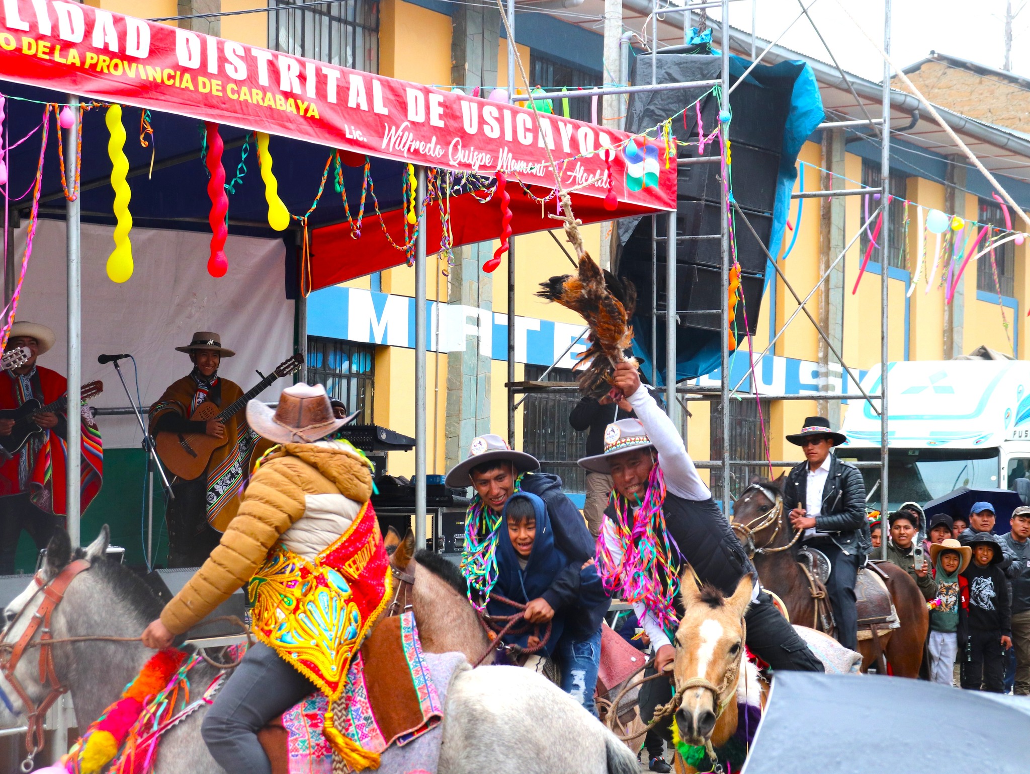  Tradicional Gallo Thipiy en la plaza principal de Usicayos
