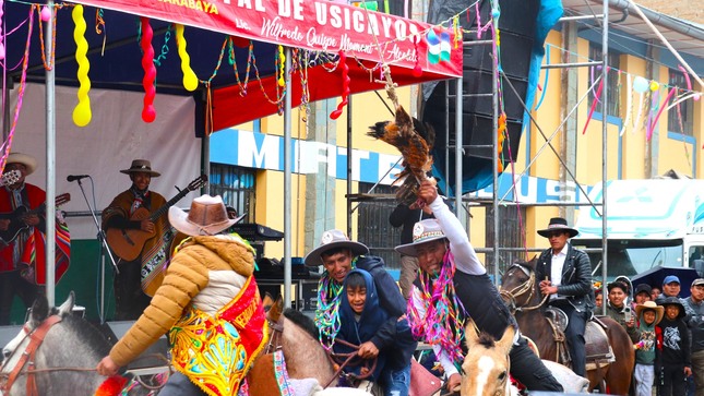 Tradicional Gallo Thipiy en la plaza principal de Usicayos