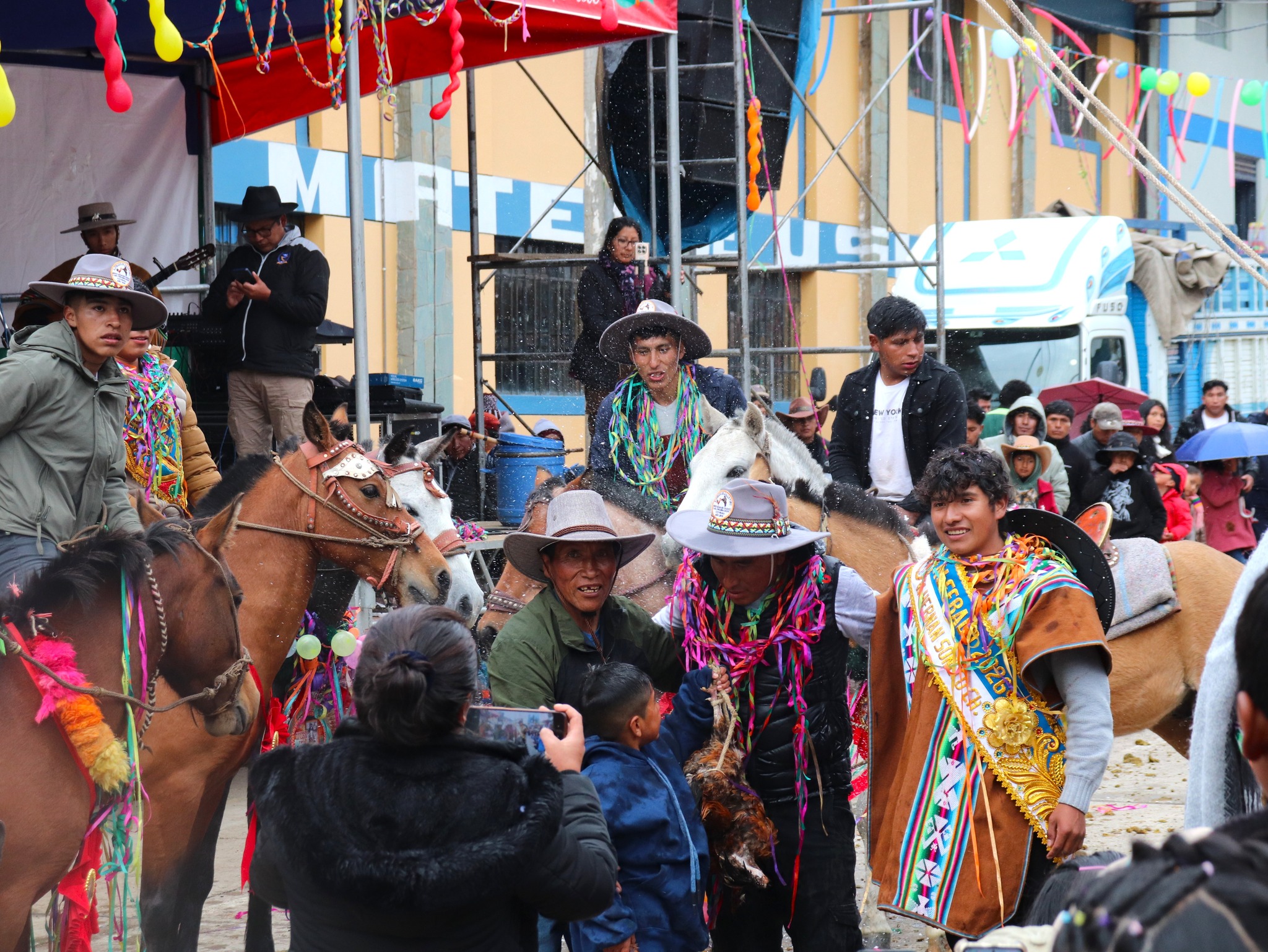 Tradicional Gallo Thipiy en la plaza principal de Usicayos con la participación de la población 