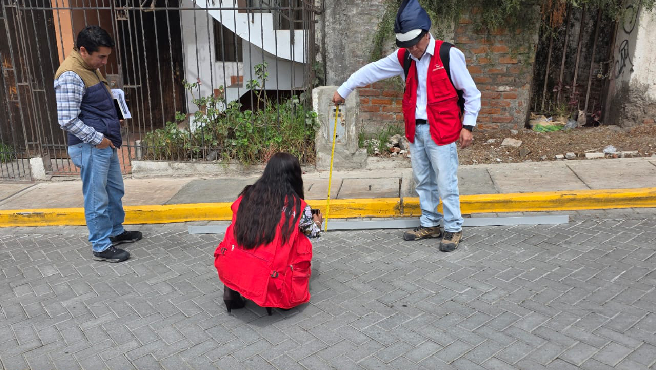 Arequipa. - La Contraloría General de la República (CGR) identificó que la obra de renovación de calzadas y veredas en las calles 1, 3, 5 y pasaje 1 de la Cooperativa de Abogados, ubicada en el distrito de Yanahuara, presenta múltiples deficiencias técnicas que no fueron advertidas por el comité de recepción de la Municipalidad Distrital, lo que generaría una aceptación irregular de la obra y afectaría directamente la funcionalidad y vida útil de la infraestructura en perjuicio de los vecinos.