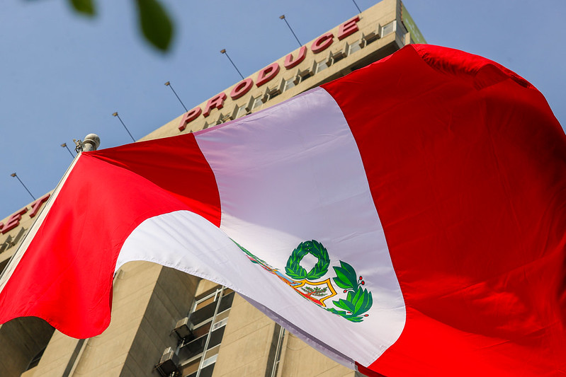 PRODUCE fortalece la identidad nacional con el izamiento del Pabellón Nacional