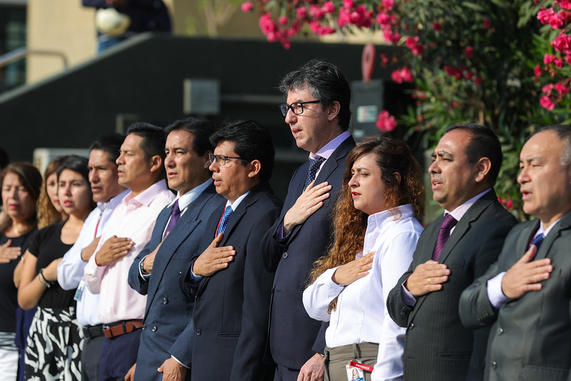 PRODUCE fortalece la identidad nacional con el izamiento del Pabellón Nacional