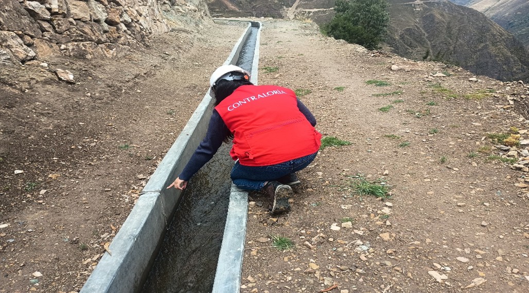 Huancavelica.-  La Contraloría General de la República (CGR) alertó que funcionarios de la Municipalidad Distrital de Anchonga recepcionaron, en noviembre de 2025, una obra de riego tecnificado, a pesar de que esta presentaba fisuras y deficiencias técnicas que ponen en riesgo la durabilidad y calidad de la estructura hidráulica. El proyecto valorizado en cerca de S/ 6 millones beneficiará a 864 agricultores de la zona.