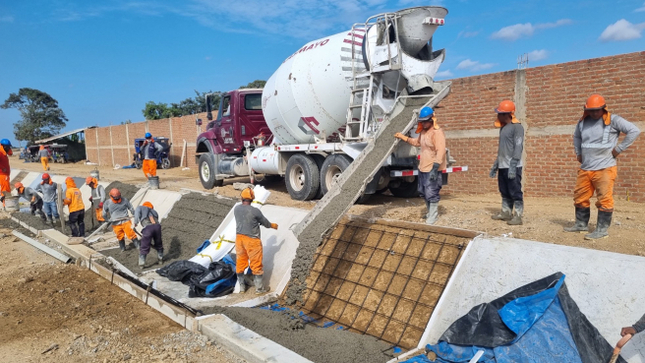 Tumbes.– La Contraloría General detectó que la obra de rehabilitación del servicio de agua para riego del canal la Peña, en los distritos de Corrales, la Cruz y San Jacinto, con una inversión de S/ 25 millones y a cargo del Proyecto Especial Binacional Puyango Tumbes (PEBPT), fue recepcionada y liquidada sin aplicar las penalidades por incumplimientos en la ejecución, lo que afecta el uso de recursos, compromete la seguridad y sostenibilidad del servicio.