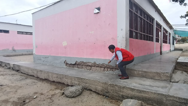 Áncash.- La Contraloría General alertó a la Unidad de Gestión Local de Educación UGEL-Santa sobre el riesgo que constituyen las paredes y techos deteriorados y la falta de acceso a agua y desagüe en varias instituciones educativas de su ámbito; además de otras deficiencias que afectan la prestación de un adecuado servicio educativo y que se identificaron en el marco del Operativo de Control a los Servicios Educativos – Año Escolar 2026.