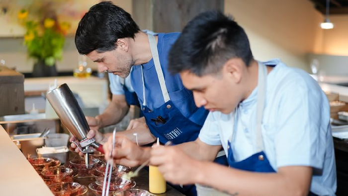 Rafael fue elegido para realizar sus prácticas en el restaurante Astrid y Gastón, y luego en Central, donde estuvo siete años trabajando con Virgilio Martínez
