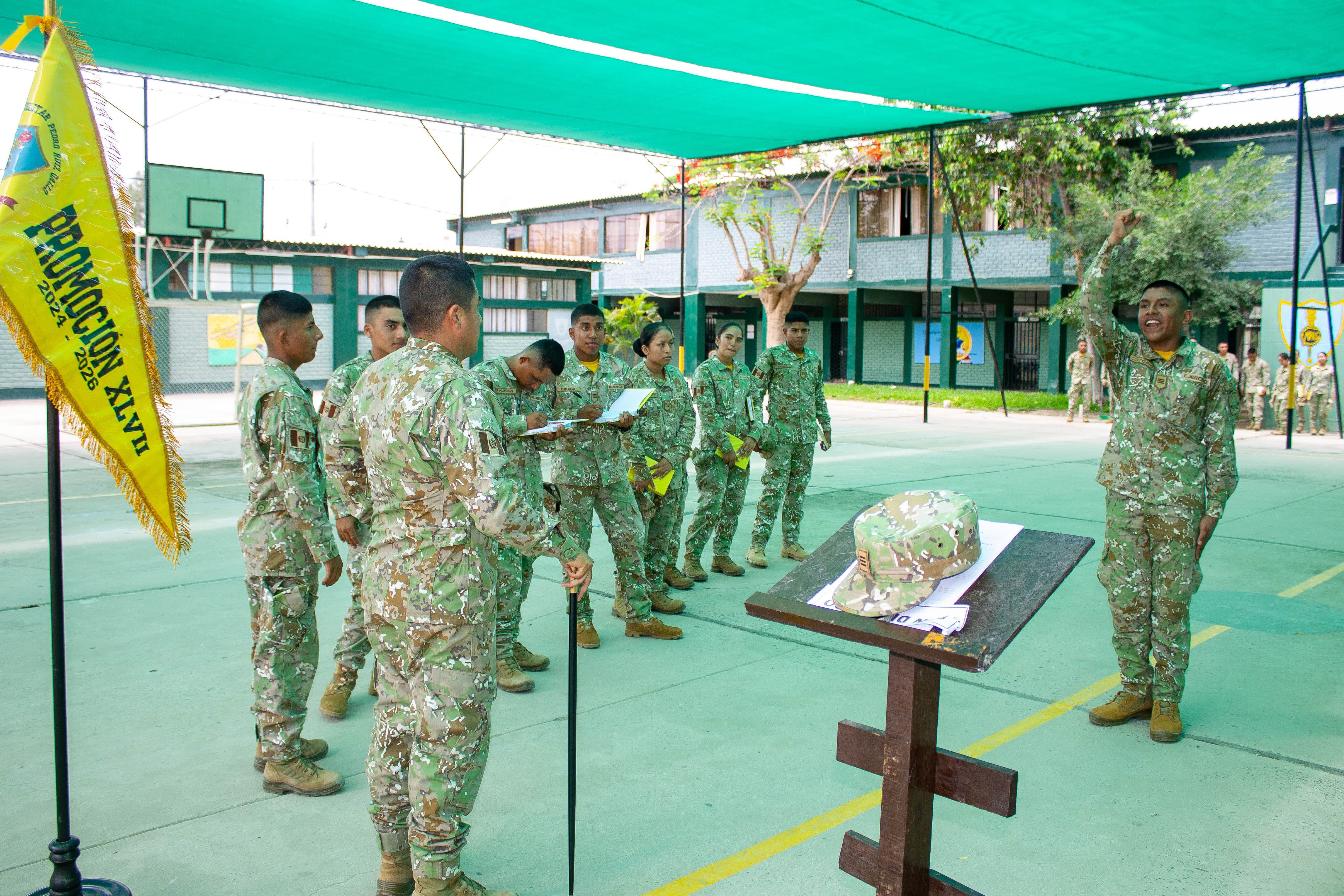 los cadetes recibieron instrucción especializada en orden cerrado, a cargo del Capitán de Comunicaciones EP