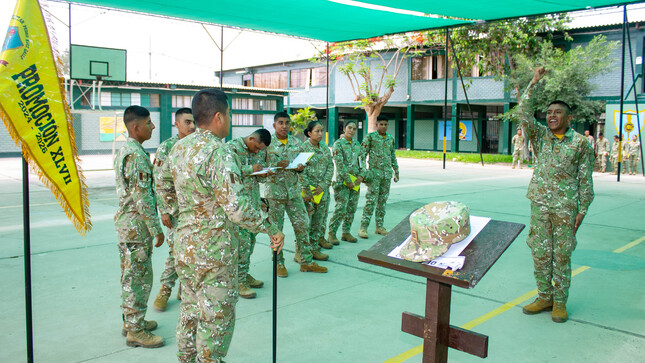 los cadetes recibieron instrucción especializada en orden cerrado, a cargo del Capitán de Comunicaciones EP