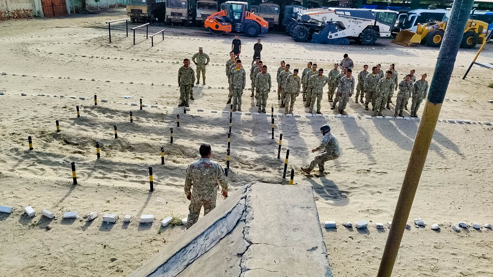Cadetes participa en actividades militares como la pista de combate.