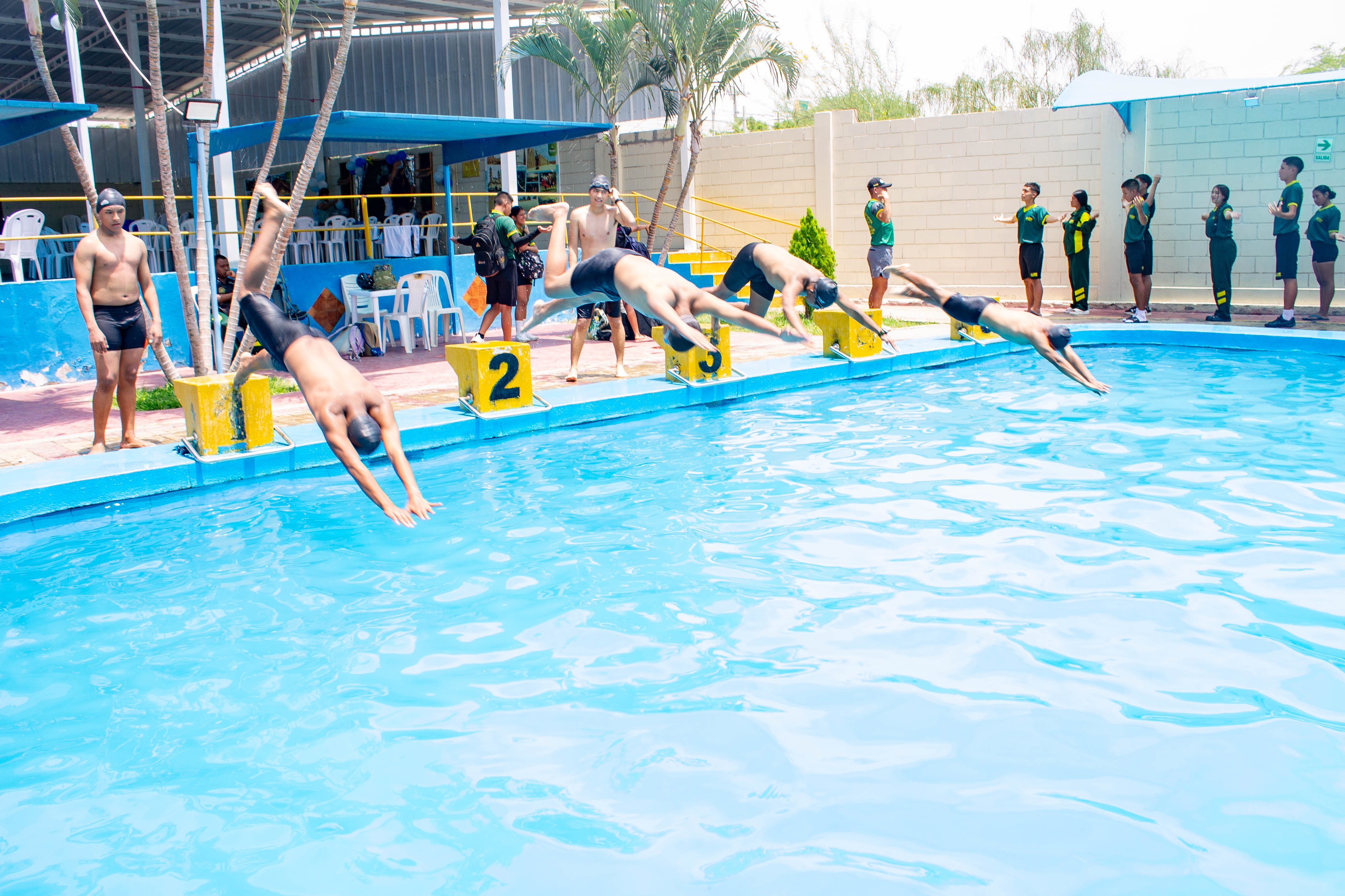 Cadetes participan en actividades como natación, fortaleciendo su resistencia física y mental