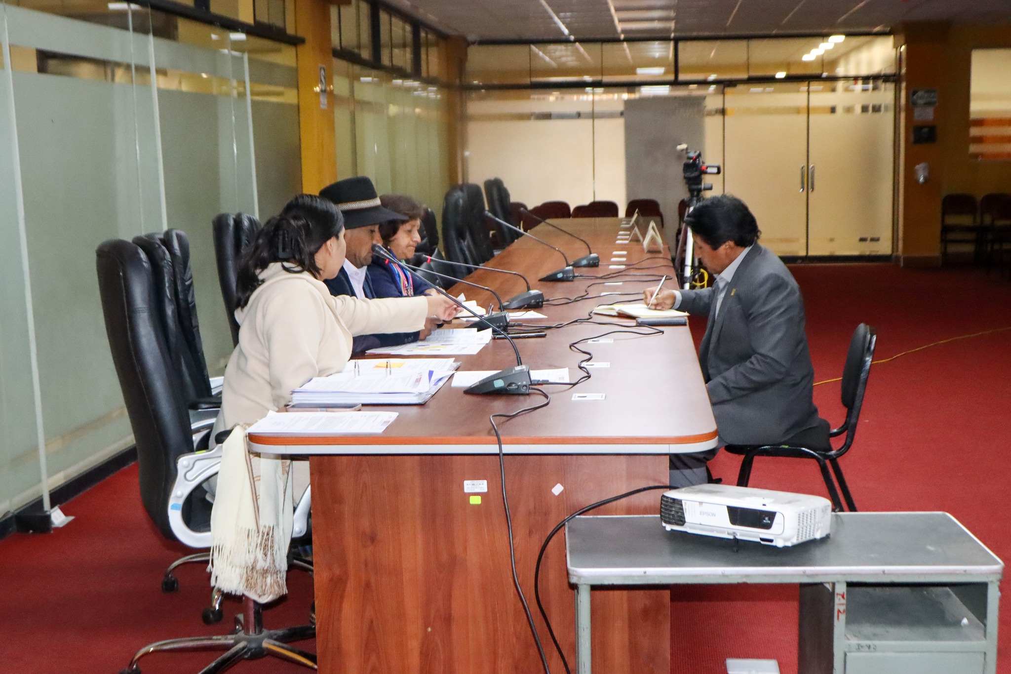 Comisión de educación acuerda convocar a Gerente Regional de Educación sobre el tema Instituto Clorinda Matto de Turner de Calca 