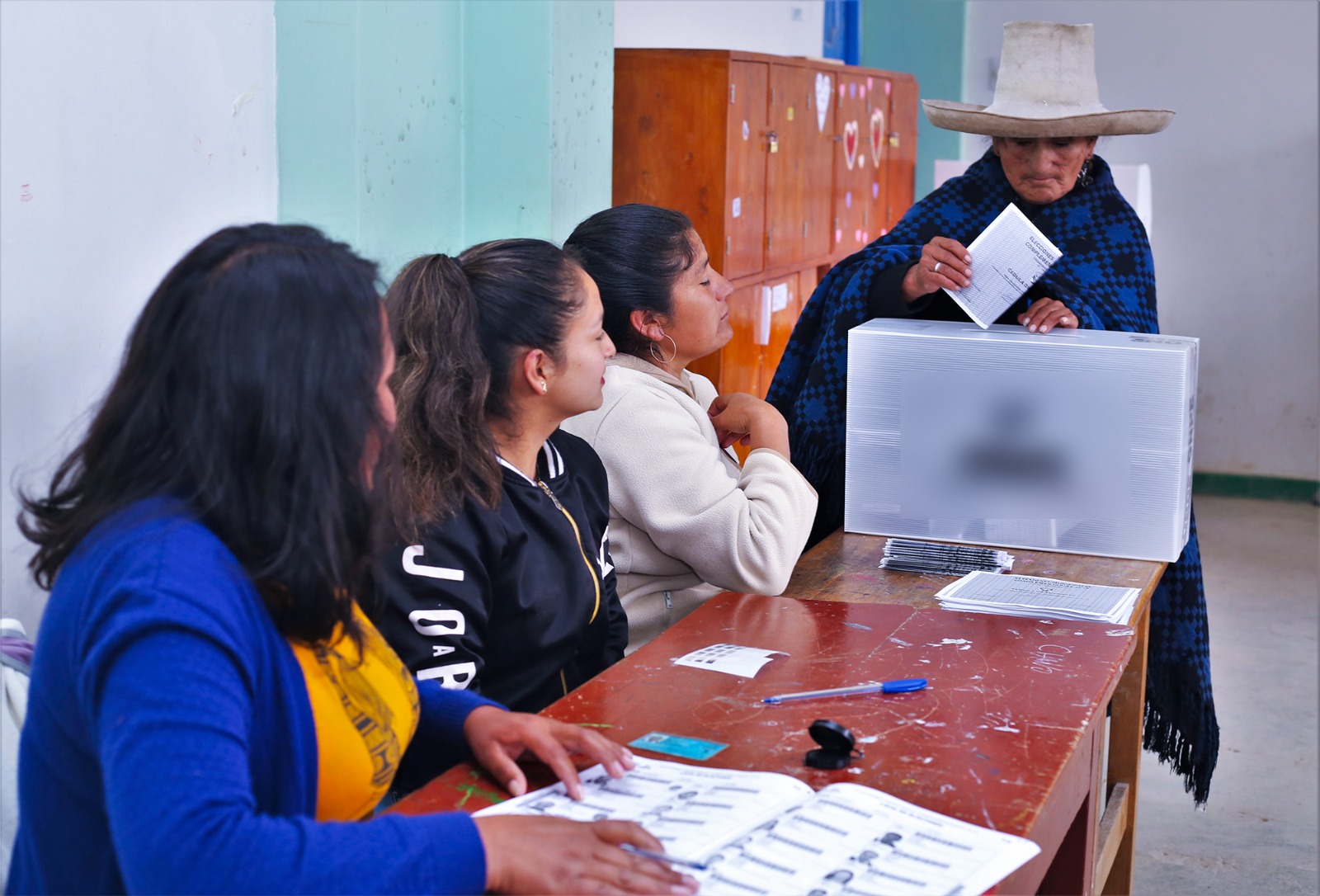 Foto referencial; ciudadana emitiendo su voto