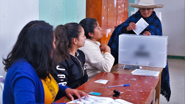 Foto referencial; ciudadana emitiendo su voto