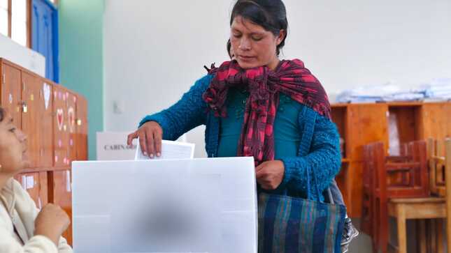 Mujer emitiendo su voto
