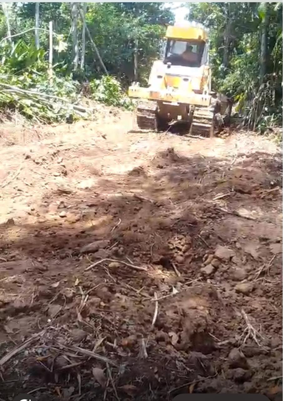 La trocha carrozable se abre paso con la voluntad de sus alcaldes y la fuerza de la población.