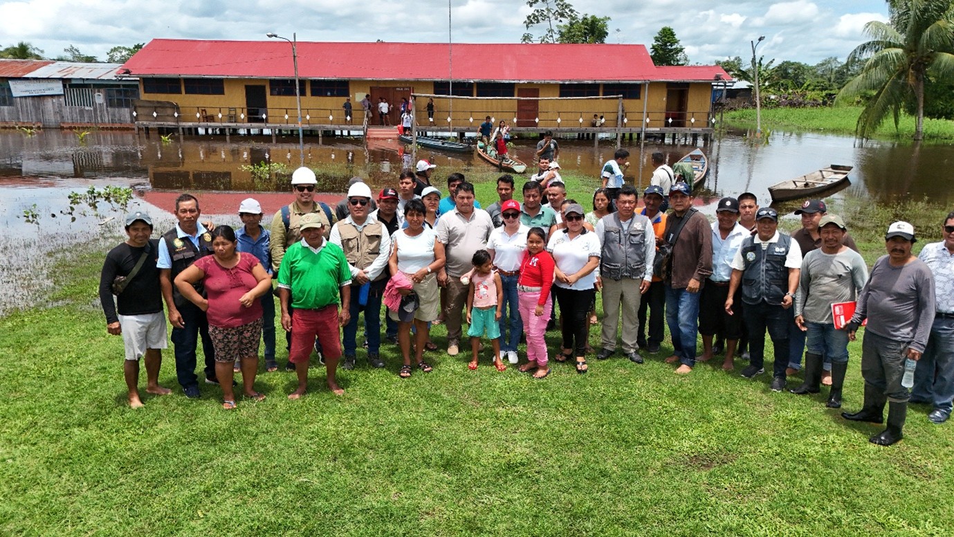 Alcaldesa Janet Castagne junto a la población de la Cuenca del Mashangay.