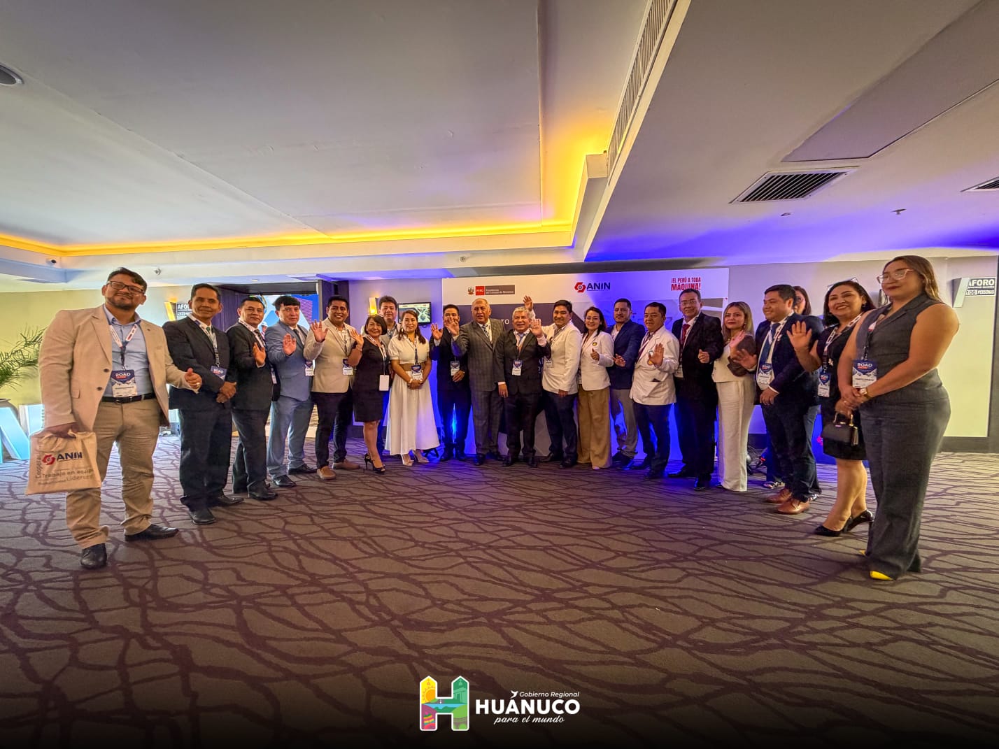 El gobernador y su equipo de directores