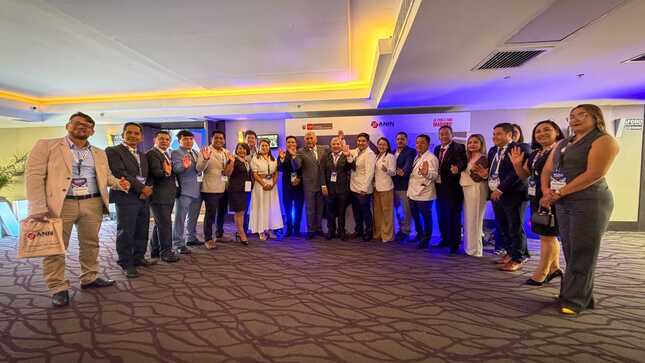 El gobernador y su equipo de directores