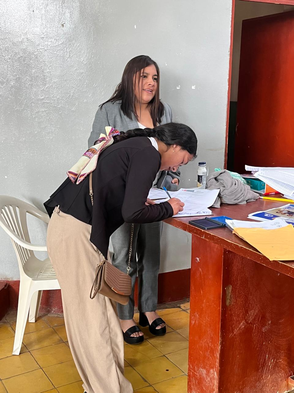 #NotaInformativa La UGEL Ayabaca llevó a cabo el segundo día programado de adjudicación de plazas correspondiente al Proceso de Contratación de Docentes nivel Primaria - Secundaria, en el marco del cronograma establecido y con la participación de los postulantes ubicados en el cuadro de méritos. La jornada se desarrolló con total normalidad, garantizando la transparencia y el cumplimiento de la normativa vigente.
En esta fecha se adjudicaron plazas del nivel Secundaria, permitiendo fortalecer el acompañamiento formativo y el soporte a la labor docente en las instituciones educativas de la jurisdicción. Con este proceso, la UGEL Ayabaca, reafirma su compromiso de asegurar un adecuado inicio del Año Escolar 2026 en beneficio de los estudiantes y la comunidad educativa. El día de mañana se continua con la adjudicación de plazas correspondiente al nivel secundario desde las 08:00am.