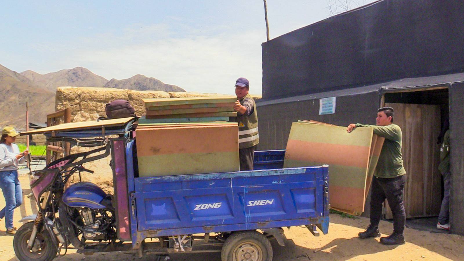 Acomodando las colchonetas de espuma
