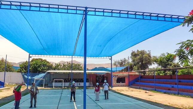 Colocación de malla raschell en la I.E.I. Piloto San Jacinto 