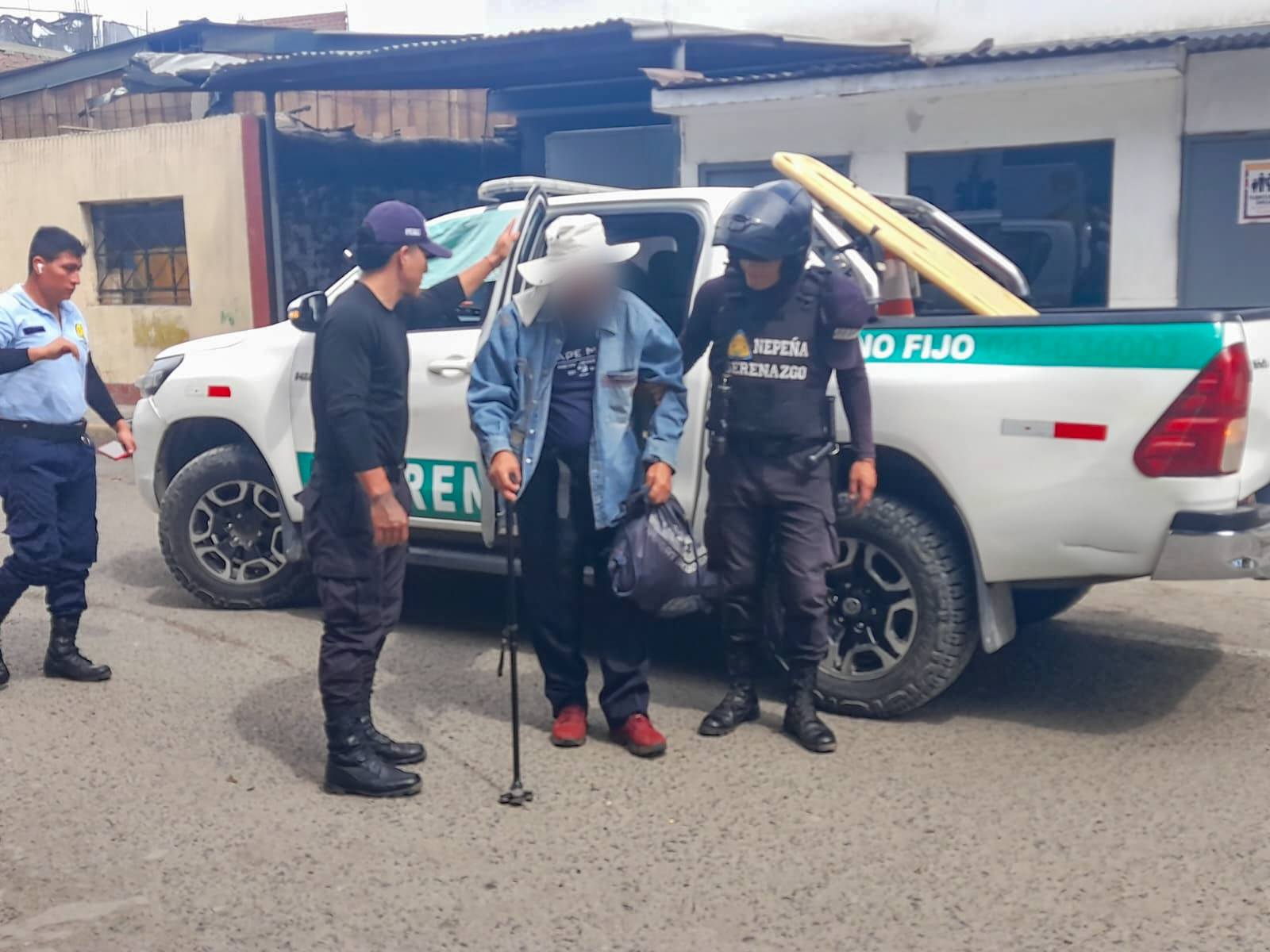 Serenos apoyan traslado de vecino al Establecimiento de Salud San Jacinto