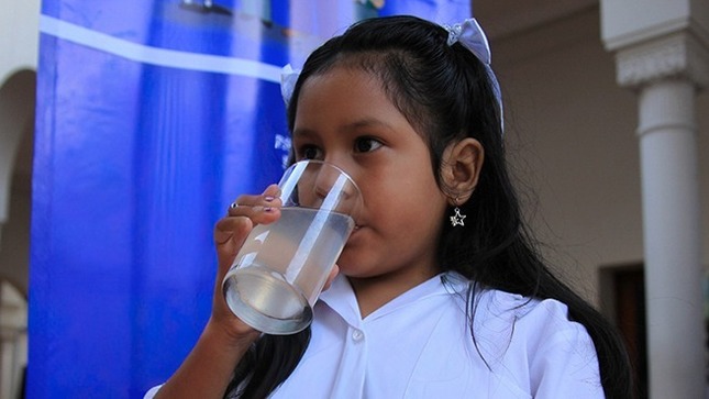 Mantener una buena hidratación es clave para que los niños no sufran de golpe de calor