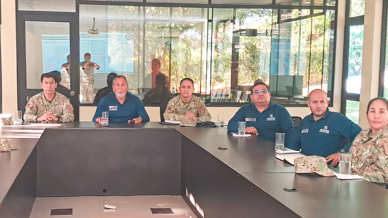 La jornada de trabajo concluyó con una visita a las instalaciones de la 5ta Brigada de Selva de Protección de la Amazonía, liderada por el General de Brigada José Antonio Chuquillanqui Narvarte. Durante esta visita, también se proporcionó información clave sobre las responsabilidades y funciones, con miras a establecer convenios posteriores relacionados con la Gestión del Riesgo de Desastres.
