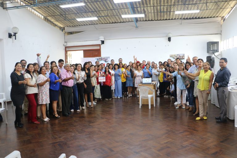 Fotografía grupal de autoridades educativas, representantes municipales y aliados estratégicos durante la reunión de la Mancomunidad Educativa.
