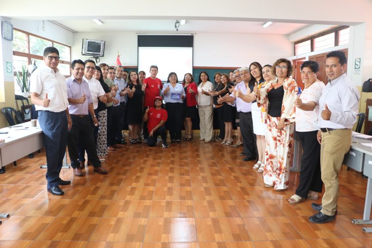 Fotografía grupal de directivos y especialistas de las redes educativas institucionales durante la reunión de coordinación en la UGEL 07.