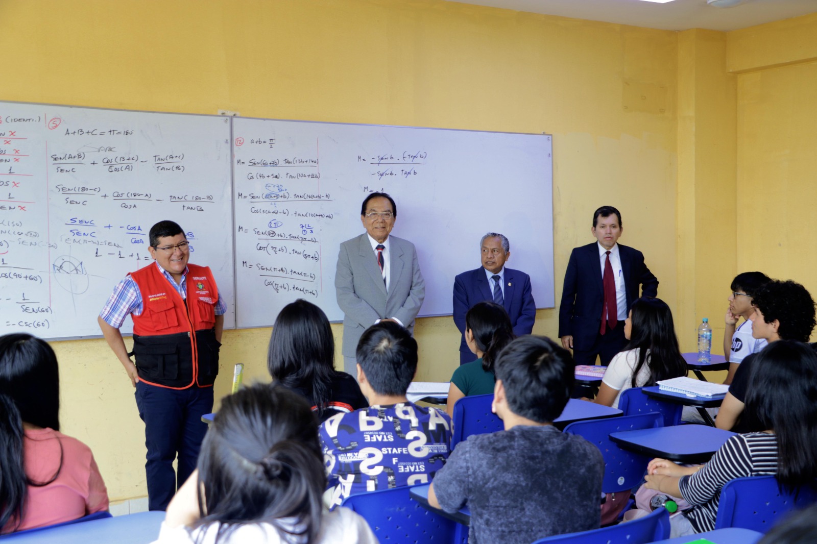Decano de la UNMSM visita la academia municipal Pre Huaral y anuncia beneficios académicos para jóvenes huaralinos
