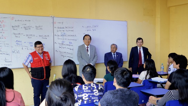 Decano de la UNMSM visita la academia municipal Pre Huaral y anuncia beneficios académicos para jóvenes huaralinos