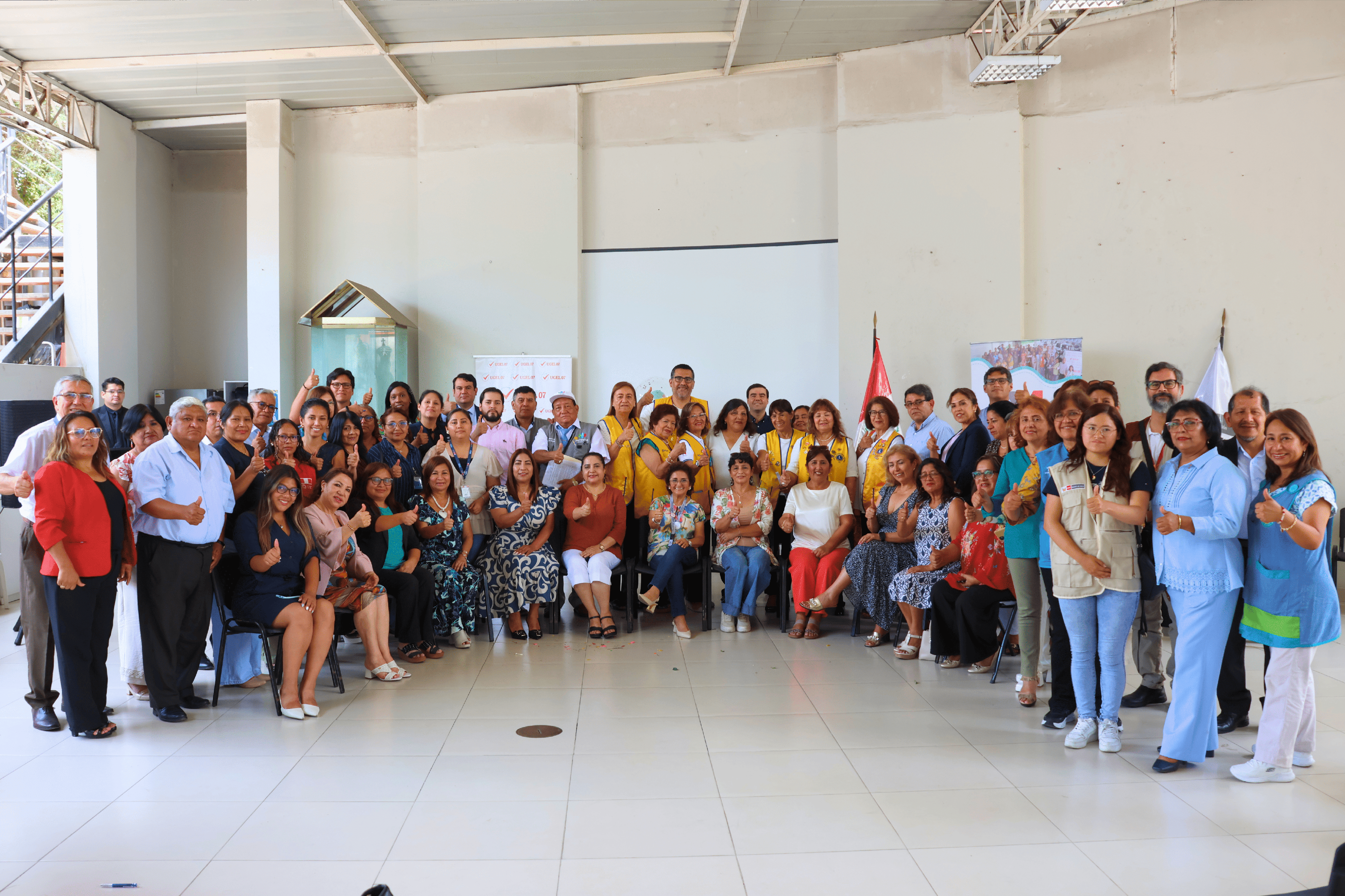 Grupo numeroso de autoridades, docentes y representantes institucionales posan en un salón amplio durante la conmemoración del 9.º aniversario de la Mancomunidad Educativa, evidenciando el trabajo articulado y la unidad interinstitucional.