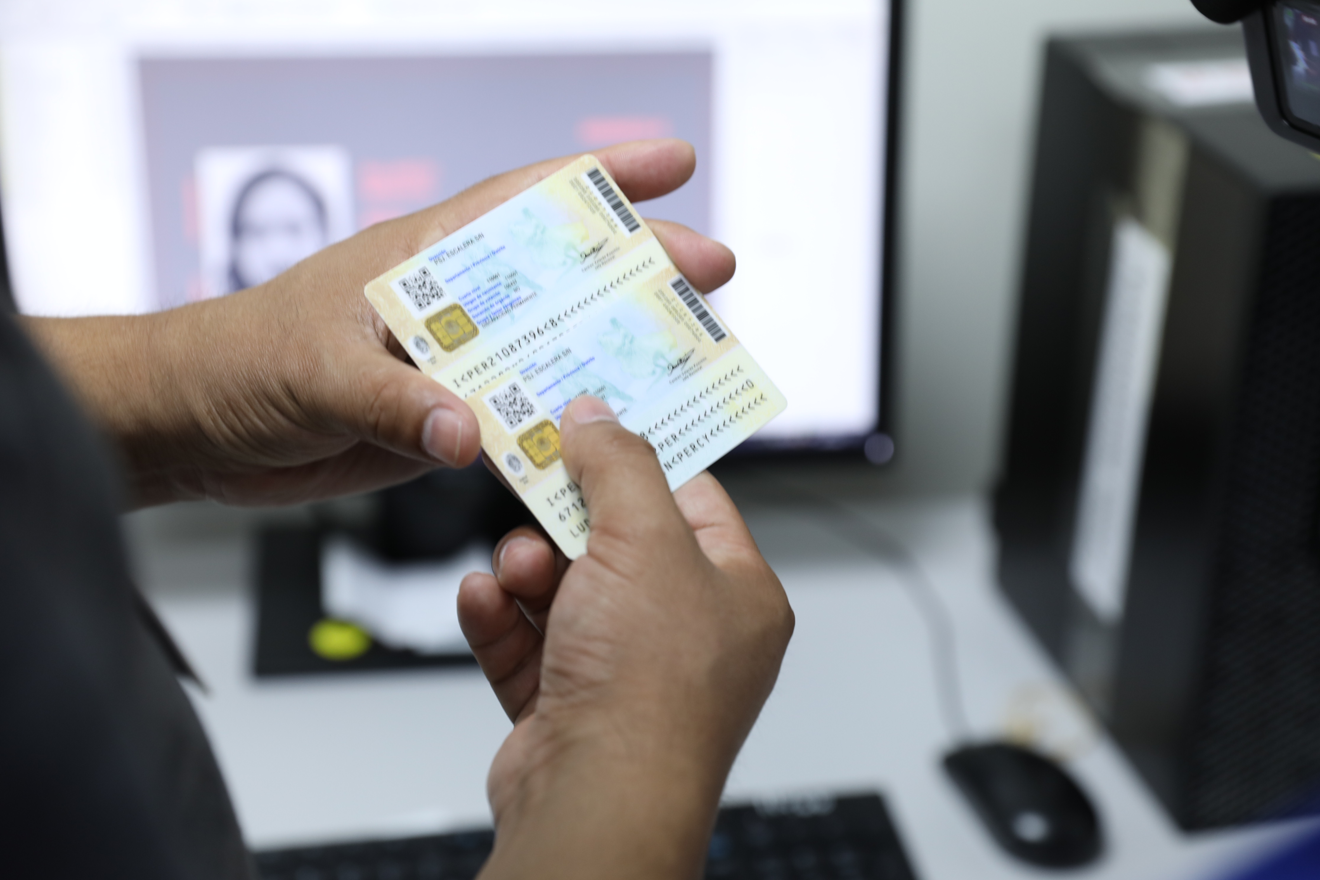 Foto referencial: manos con un DNI 3.0 