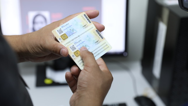 Foto referencial: manos con un DNI 3.0 