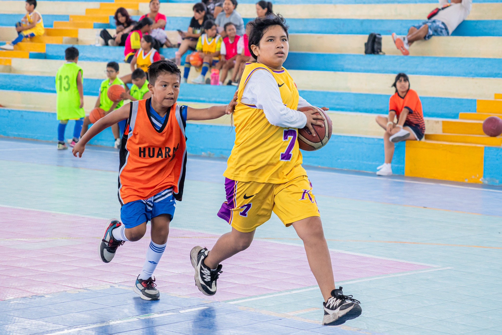 Huaral vive la fiesta del básquet con exhibición deportiva en el Coliseo “Campeones de Huaral”