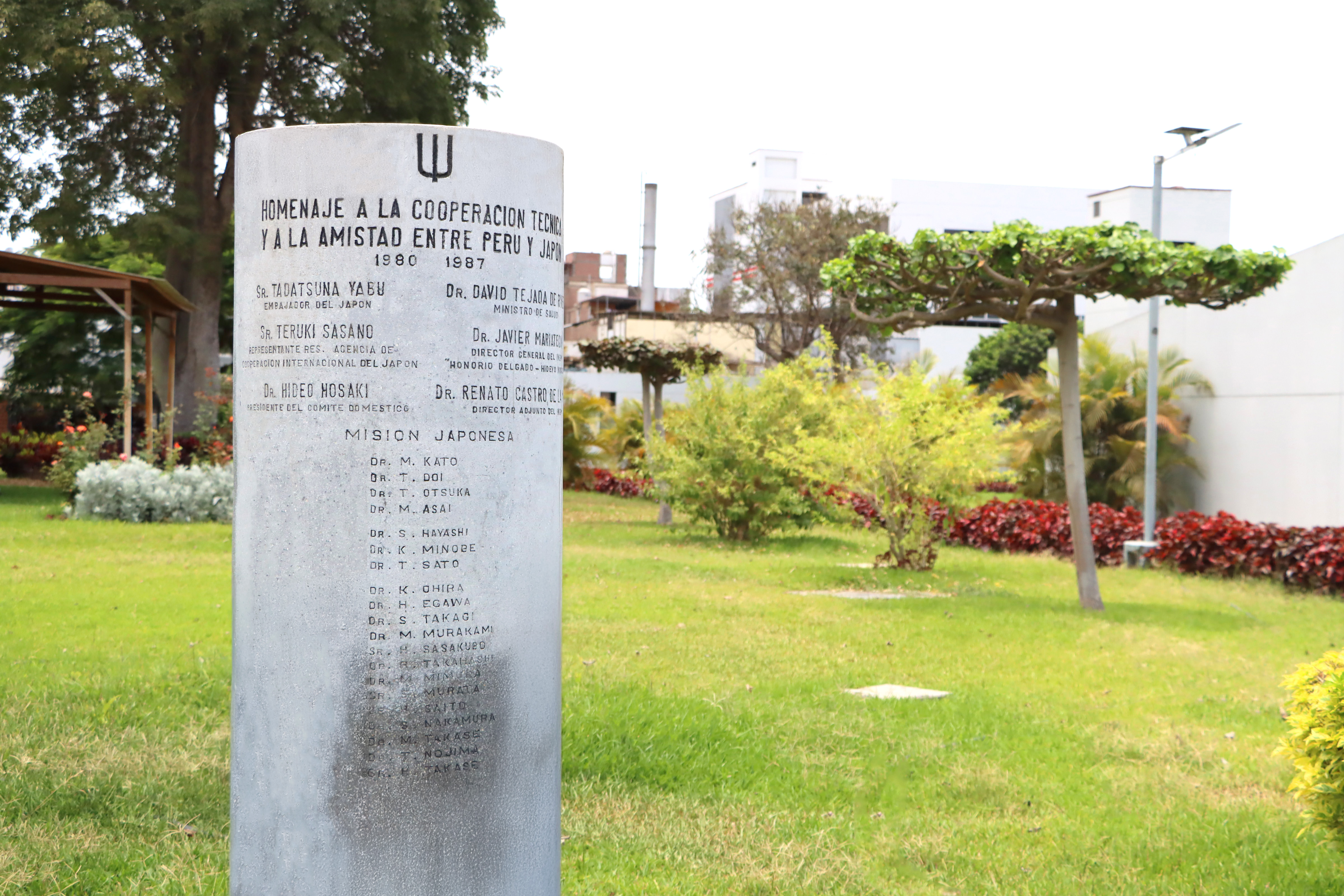 Gratitud en el alma: El Dr. Julio Huamán, testigo de la hermandad peruano-japonesa, rinde homenaje a los valores nipones en el INSM “HD-HN”.