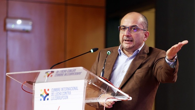 Lima.- Durante el segundo y último día de la Cumbre Internacional de Lucha contra la Corrupción, los representantes de las Entidades Fiscalizadoras Superiores (EFS) y expertos de organismos internacionales analizaron los riesgos de corrupción en las adquisiciones transnacionales y proyectos de infraestructura, coincidiendo algunos de ellos en la necesidad de implementar el uso de la inteligencia artificial, contar con una agenda de integridad pública y mejorar la coordinación interinstitucional para prevenir, detectar y disuadir este flagelo.