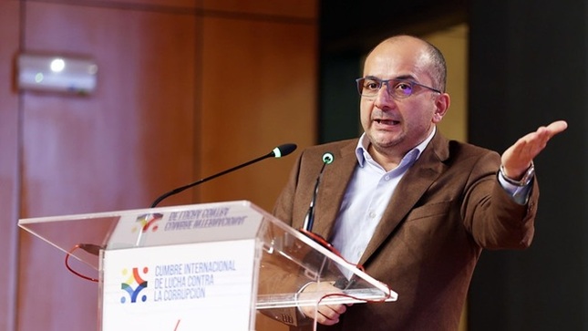 Lima.- Durante el segundo y último día de la Cumbre Internacional de Lucha contra la Corrupción, los representantes de las Entidades Fiscalizadoras Superiores (EFS) y expertos de organismos internacionales analizaron los riesgos de corrupción en las adquisiciones transnacionales y proyectos de infraestructura, coincidiendo algunos de ellos en la necesidad de implementar el uso de la inteligencia artificial, contar con una agenda de integridad pública y mejorar la coordinación interinstitucional para prevenir, detectar y disuadir este flagelo.